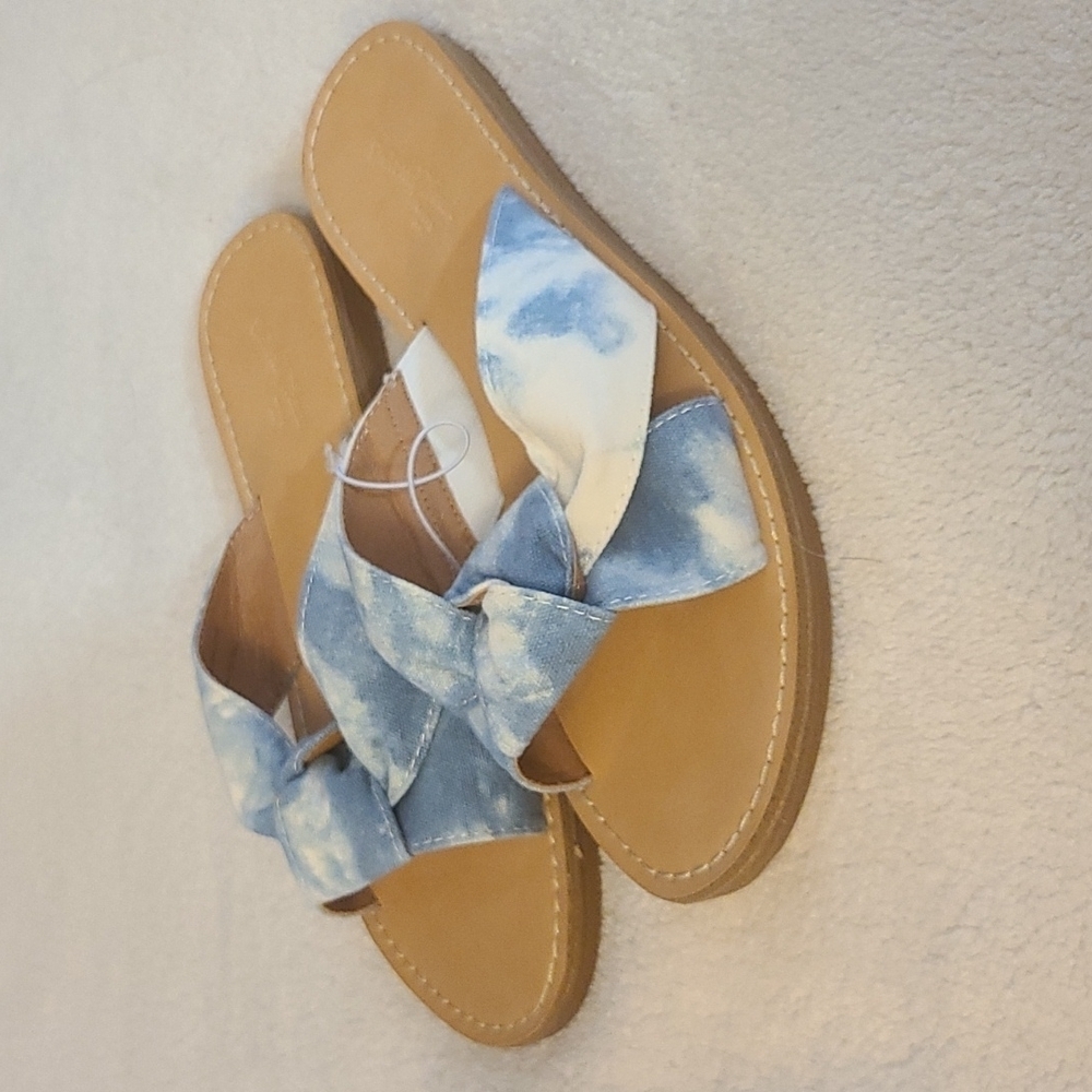 Sandals from universal thread